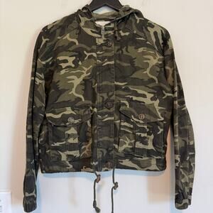 Ashley Heritage Collection woman’s camouflage jacket size small green